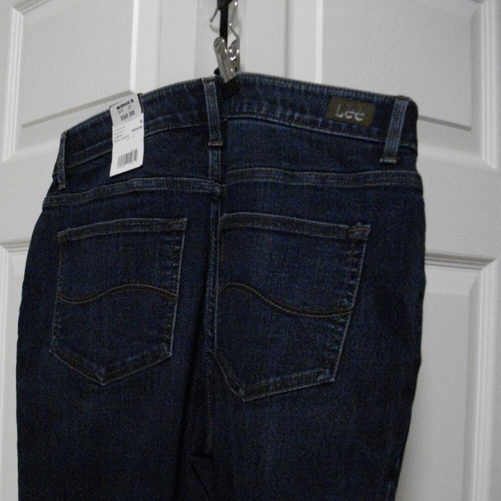 Women's Lee straight leg dark denim jeans, size 8M, dark blue. Inseam 29". New.